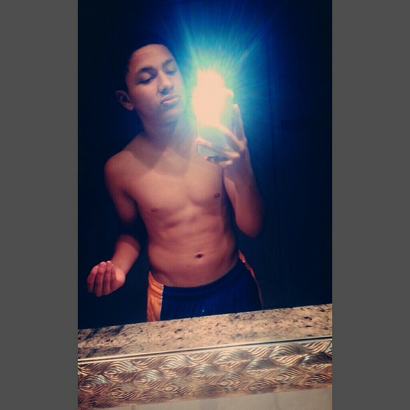 Profile Picture of Kevin Gomez (@lil_crusher) on Poshmark
