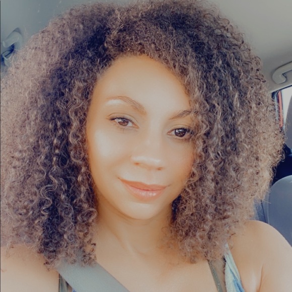 Profile Picture of Amy Hellmers (@lifeontherockz) on Poshmark