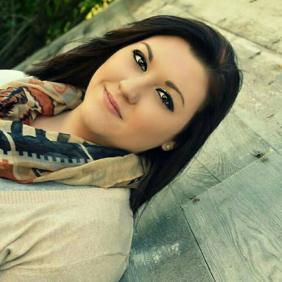 Profile Picture of Tori Jacobson (@torianacasey19) on Poshmark