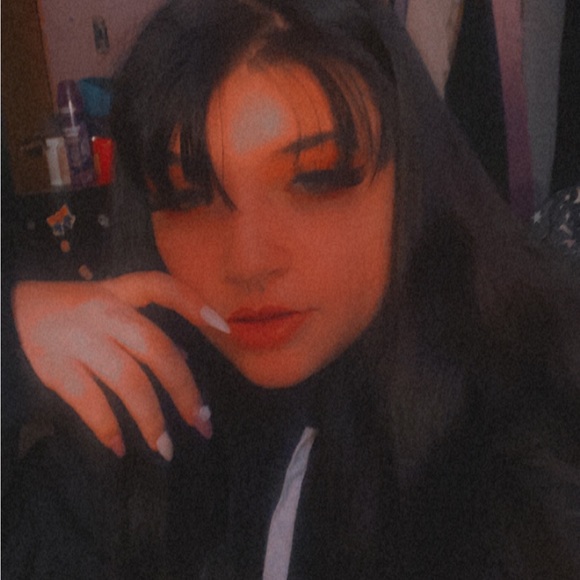 Profile Picture of Becca Ellefson (@beccaellefson) on Poshmark