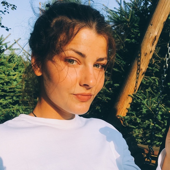 Profile Picture of Nikola Dolakova (@nikoladolakova) on Poshmark