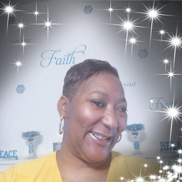 Profile Picture of Zelma Johnson (@zelmaj94) on Poshmark
