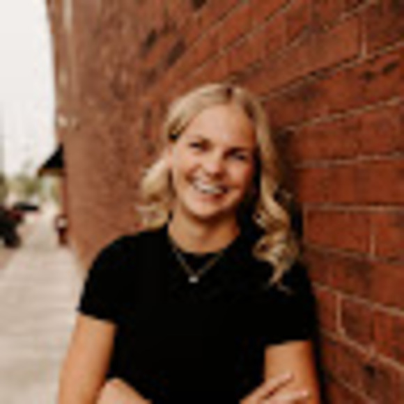 Profile Picture of Raella Schueller (@raellaschueller) on Poshmark