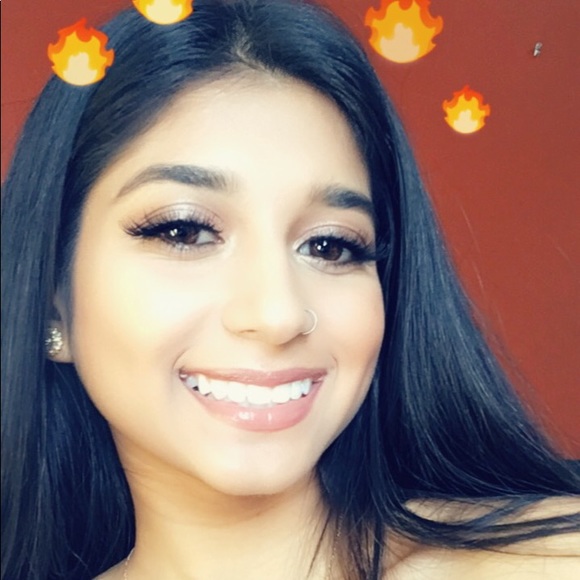 Profile Picture of Angelee Gosai (@angeleegosai) on Poshmark