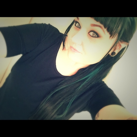 Profile Picture of Alex Jones (@alexisamazing) on Poshmark