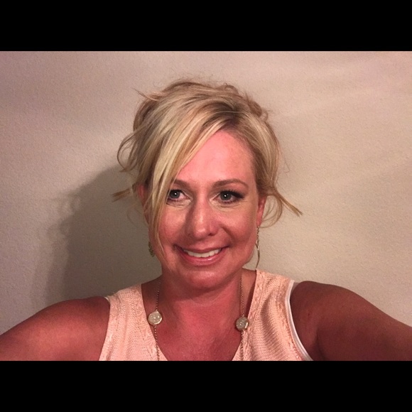 Profile Picture of Amber Hurst (@mambilee994) on Poshmark