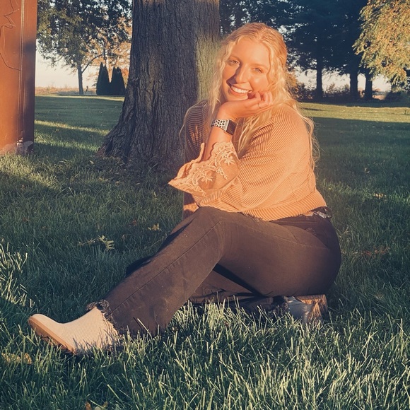 Profile Picture of Chloe braker Closet (@chloe_braker) on Poshmark