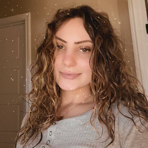 Profile Picture of Skylar Smith (@skylarsmith216) on Poshmark