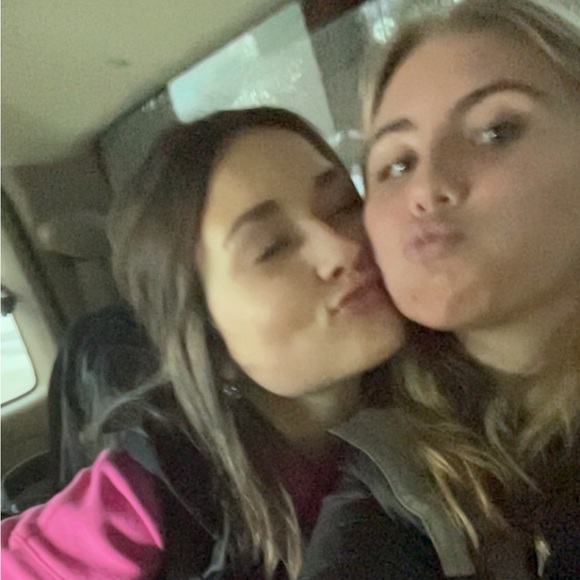 Profile Picture of Addison Hendricks (@amhendricks72) on Poshmark