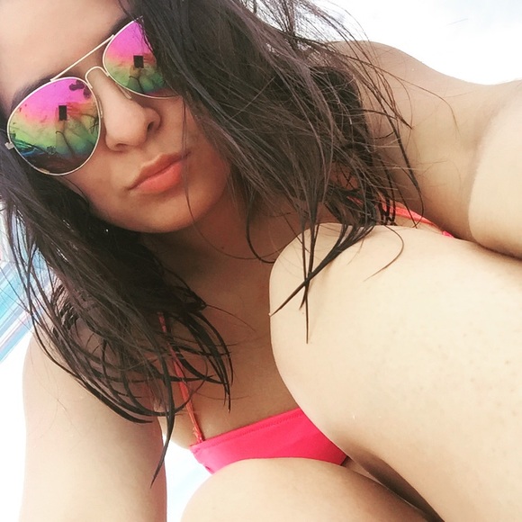 Profile Picture of Ana Exiga (@anpaex94) on Poshmark