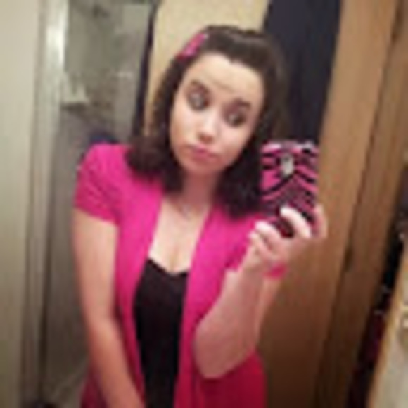 Profile Picture of Ashle Schmerer (@ashleschmerer) on Poshmark