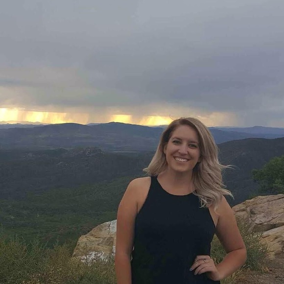 Profile Picture of Dayna Corbeille (@daynacorbe) on Poshmark