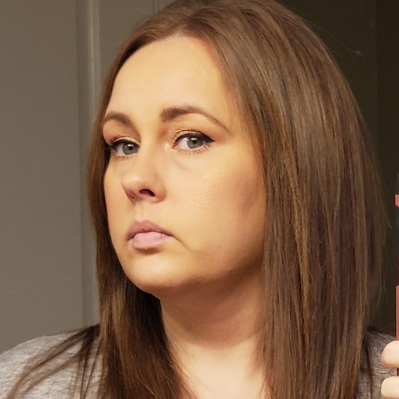 Profile Picture of Melissa Hahn (@momyofbella04) on Poshmark