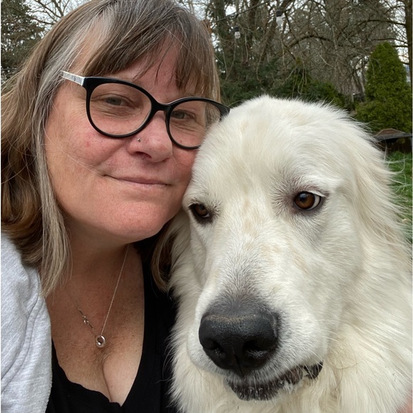 Profile Picture of Em Sveen (@e_sveen) on Poshmark