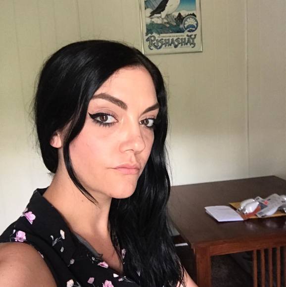 Laurel Patterson - Poshmark Profile Picture of Laurel Patterson (@scamplolo) on Poshmark