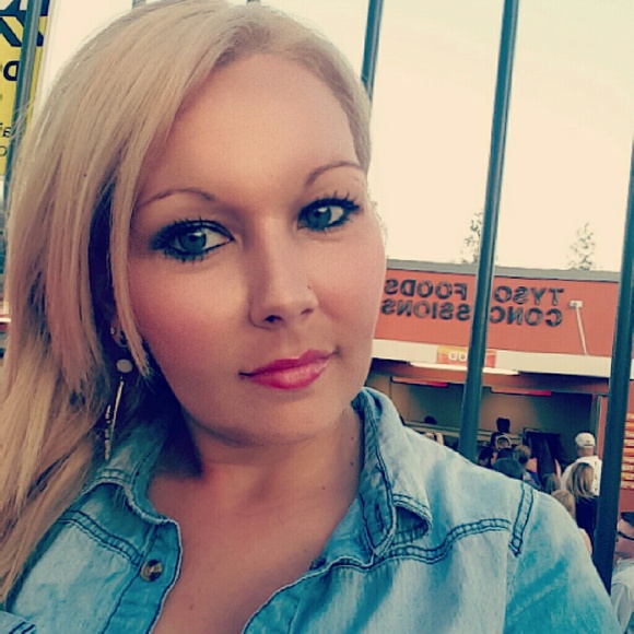 Profile Picture of Destiny Aaserude (@destinyadale) on Poshmark