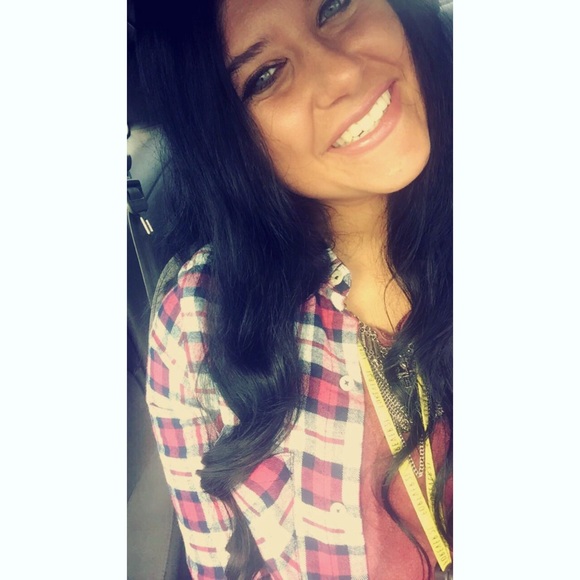 Profile Picture of Sara Bugos (@sarabugos3) on Poshmark