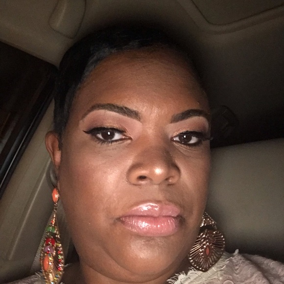 Profile Picture of Sharrone Rorie (@sharronerorie) on Poshmark