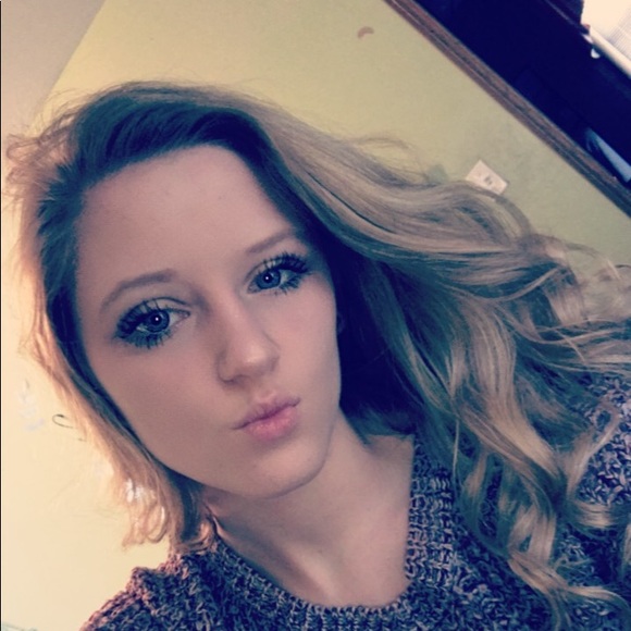 Profile Picture of Emily Becmer (@ecb526) on Poshmark