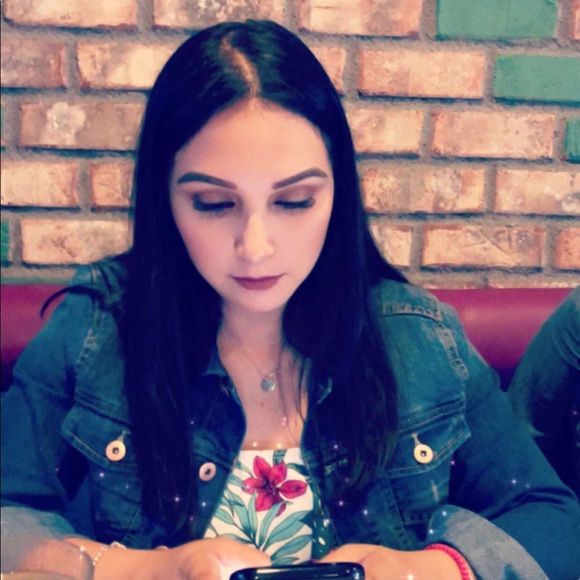 Profile Picture of Roberta Hurtado (@roberta_hurtado) on Poshmark