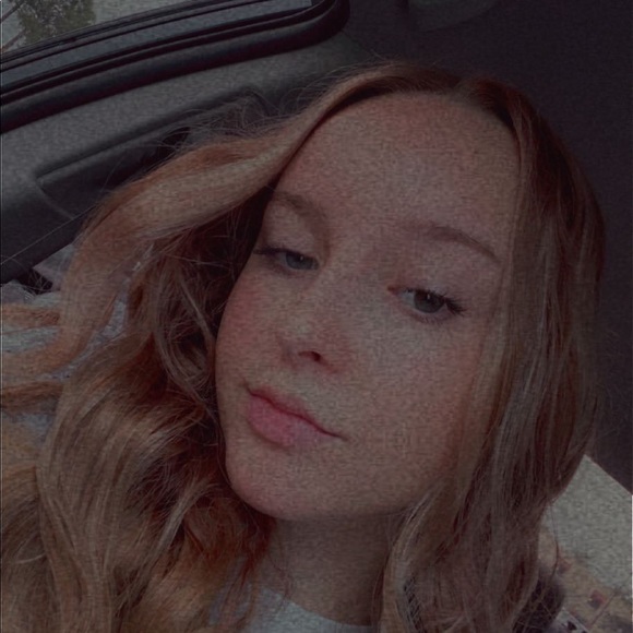 Profile Picture of Gabrielle Newton (@gabinewton981) on Poshmark