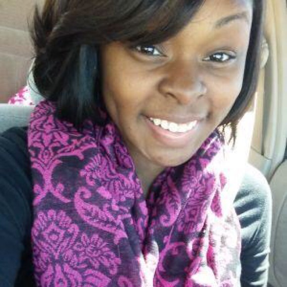 Profile Picture of Tiarra Hester (@tnicole93) on Poshmark