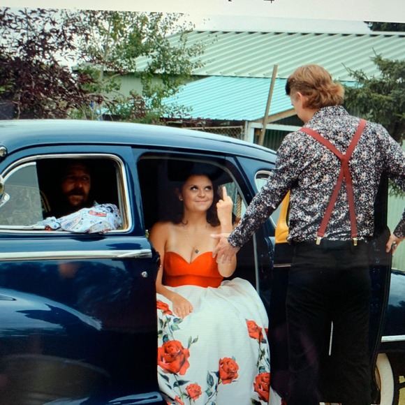 Profile Picture of Taylor Farrell (@rainbowxyxy) on Poshmark