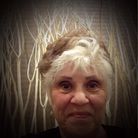 Profile Picture of Bonnie Gusich (@bonniegusich) on Poshmark