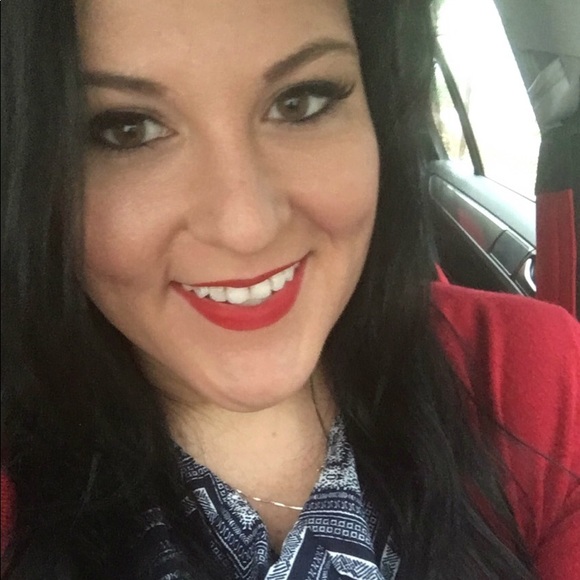 Profile Picture of Shawna Dias (@lemon825) on Poshmark