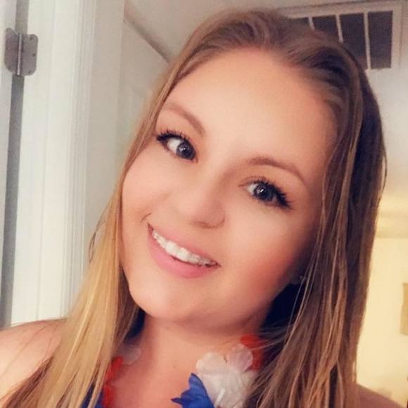 Profile Picture of Brianna Vestal (@brezy) on Poshmark