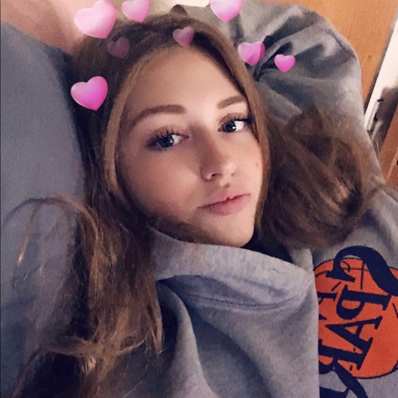 Profile Picture of Kira Arthofer (@kiraarthofer) on Poshmark