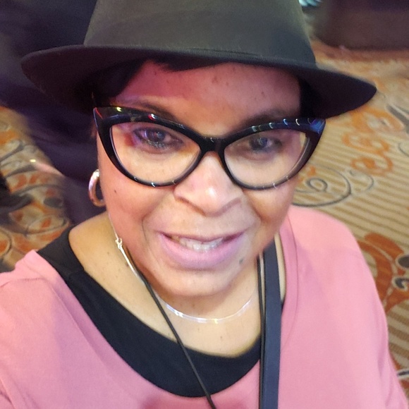 Profile Picture of Nancy James (@njames1233) on Poshmark