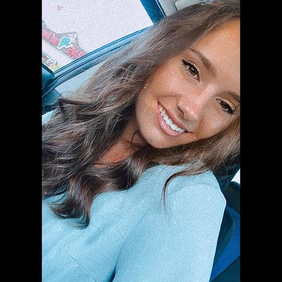 Profile Picture of Isabella Gallant (@bellagallant12) on Poshmark