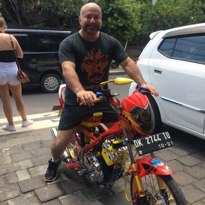 Profile Picture of Michael Glennie (@MichaelGlennie) on Twitter