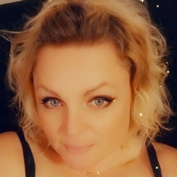 Profile Picture of Jen Heaton paulson (@mombomb1978) on Poshmark