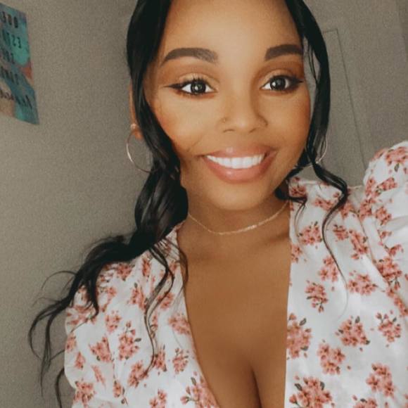 Desyre Calloway - Poshmark Profile Picture of Desyre Calloway (@azucarcita) on Poshmark