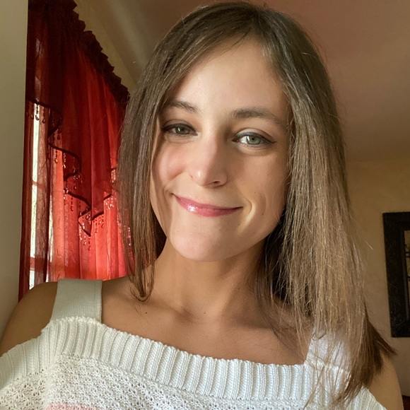 Profile Picture of Haley Wagner (@halwagner) on Poshmark