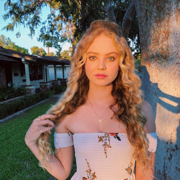 Profile Picture of Haley rose Harelson (@hharelson) on Poshmark