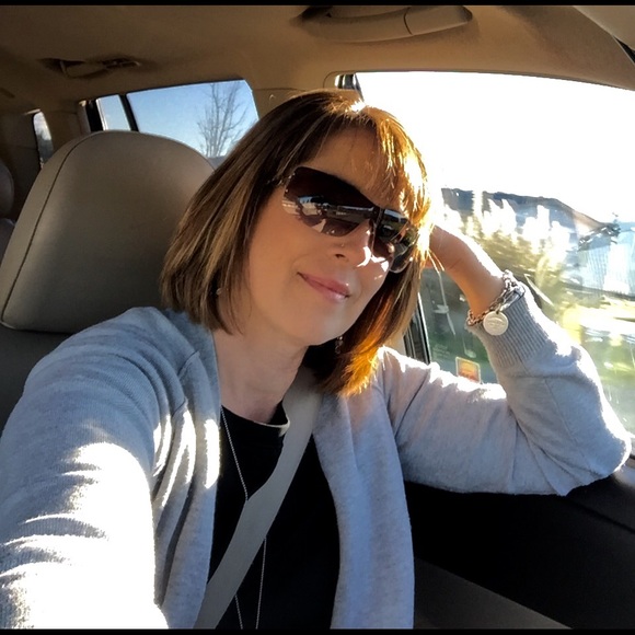 Profile Picture of Ronda Paschke (@paschkemom) on Poshmark