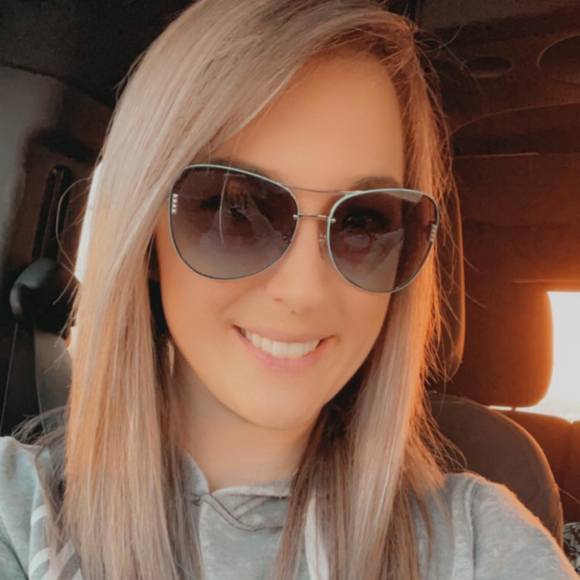 Profile Picture of Mandee Gallahue (@mandeelovexoxo) on Poshmark