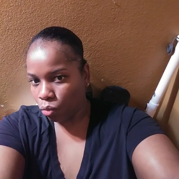 Profile Picture of Mona Moore (@monalisa1977) on Poshmark