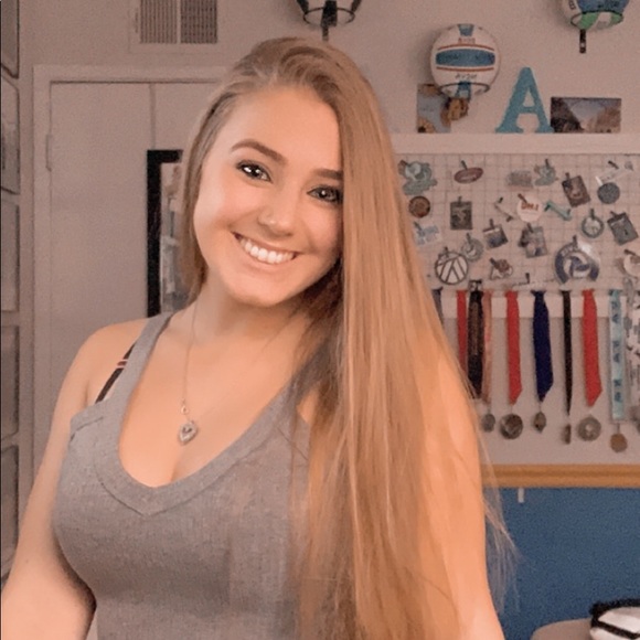 Profile Picture of Haley Jorgensen (@haleyynikkolee) on Poshmark