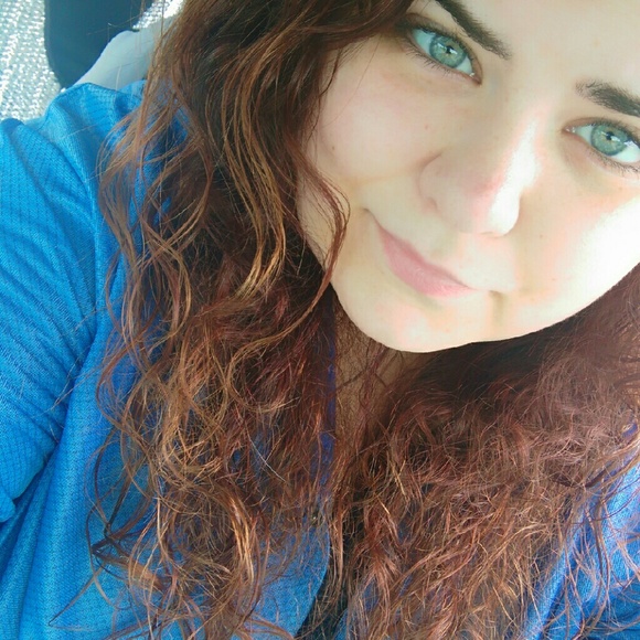 Profile Picture of Elizabeth Mcmoran (@emcmoran1997) on Poshmark