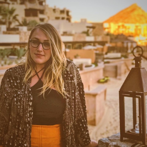 Profile Picture of Lauren Laheta (@llaheta) on Poshmark