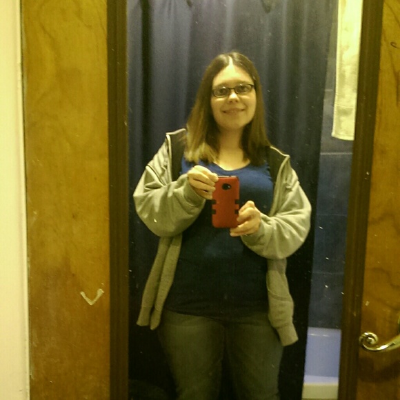 Profile Picture of Stacie Bayles (@perrybg1) on Poshmark