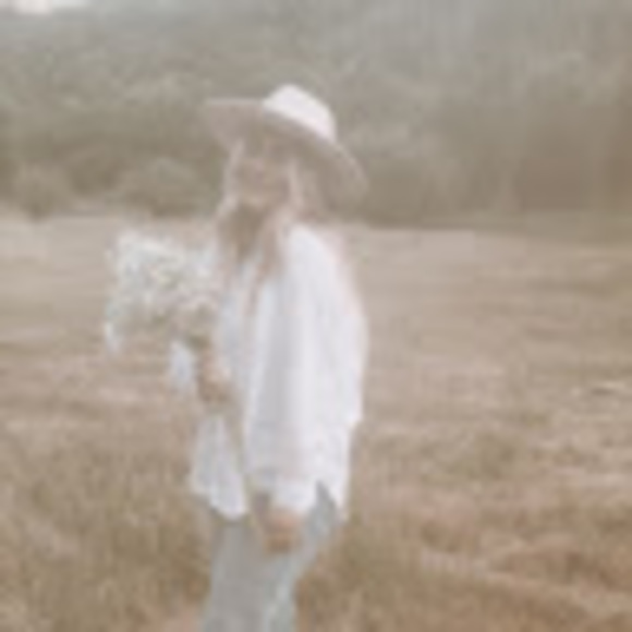 Profile Picture of Elizabeth Pletsch (@epletsch) on Poshmark