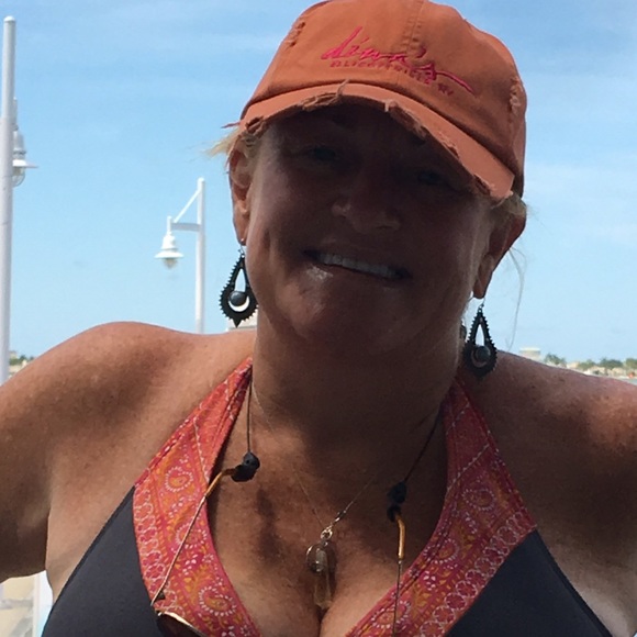 Profile Picture of Karen Lyons (@kmlinsrq) on Poshmark