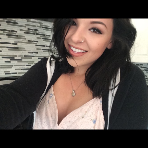 Profile Picture of Amber Baranzini (@ambaranzini) on Poshmark