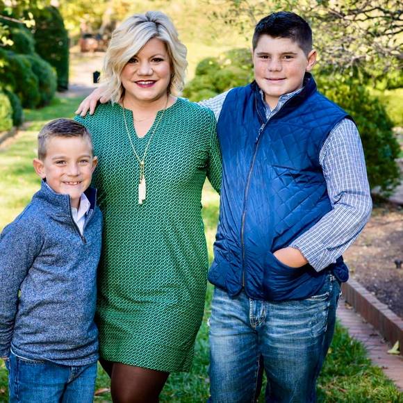 Profile Picture of Lisa Greer (@ldg_14) on Poshmark