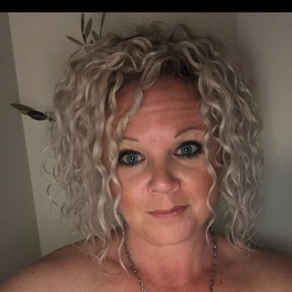 Profile Picture of Amy Lu (@amyluu01) on Poshmark
